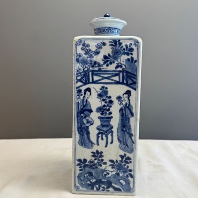 A Chinese blue and white 'Elegant Ladies in a Garden' square flask and cover — 照片 5