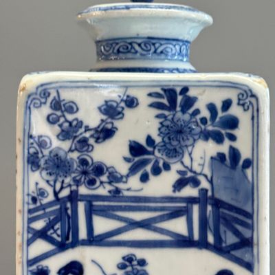 A Chinese blue and white 'Elegant Ladies in a Garden' square flask and cover — 照片 6