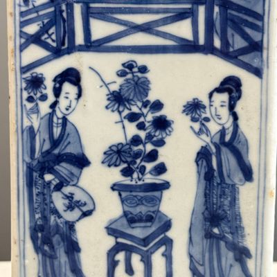 A Chinese blue and white 'Elegant Ladies in a Garden' square flask and cover — 照片 7