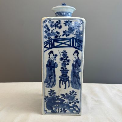 A Chinese blue and white 'Elegant Ladies in a Garden' square flask and cover — 照片 9