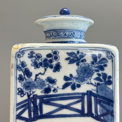 A Chinese blue and white 'Elegant Ladies in a Garden' square flask and cover — 照片 10