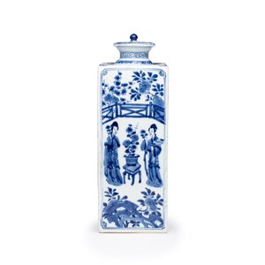 A Chinese blue and white 'Elegant Ladies in a Garden' square flask and cover — 照片 2