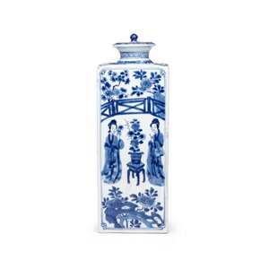 A Chinese blue and white 'Elegant Ladies in a Garden' square flask and cover — 照片 5