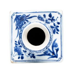 A Chinese blue and white 'Elegant Ladies in a Garden' square flask and cover — 照片 6