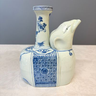 A Chinese blue and white 'Elephant' kendi — photo 4