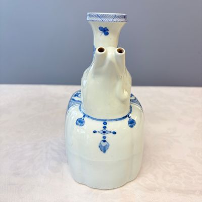 A Chinese blue and white 'Elephant' kendi — photo 5