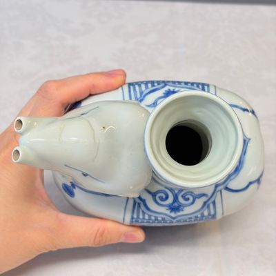 A Chinese blue and white 'Elephant' kendi — photo 14