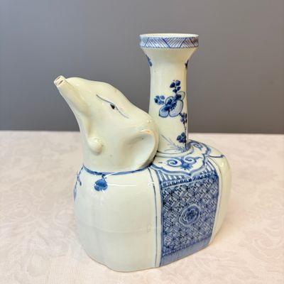 A Chinese blue and white 'Elephant' kendi — photo 1