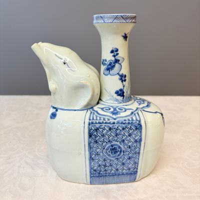 A Chinese blue and white 'Elephant' kendi — photo 2