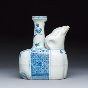 A Chinese blue and white 'Elephant' kendi — photo 4