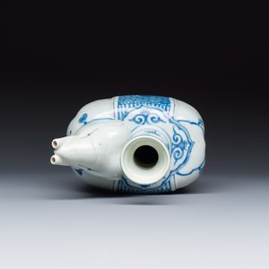 A Chinese blue and white 'Elephant' kendi — photo 6