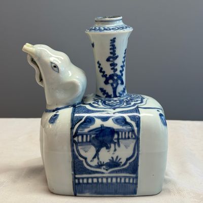 A Chinese blue and white 'Elephant' kendi  — 照片 1
