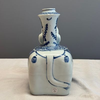 A Chinese blue and white 'Elephant' kendi  — 照片 2