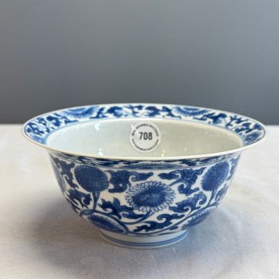 A Chinese blue and white 'Floral Scrolls' bowl — photo 1