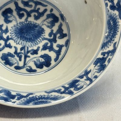 A Chinese blue and white 'Floral Scrolls' bowl — photo 11