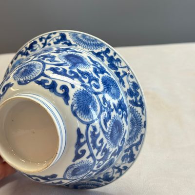 A Chinese blue and white 'Floral Scrolls' bowl — photo 12