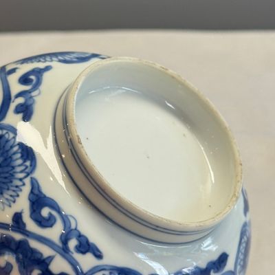 A Chinese blue and white 'Floral Scrolls' bowl — photo 17