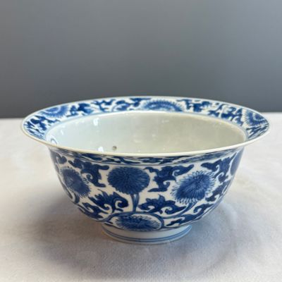 A Chinese blue and white 'Floral Scrolls' bowl — photo 2