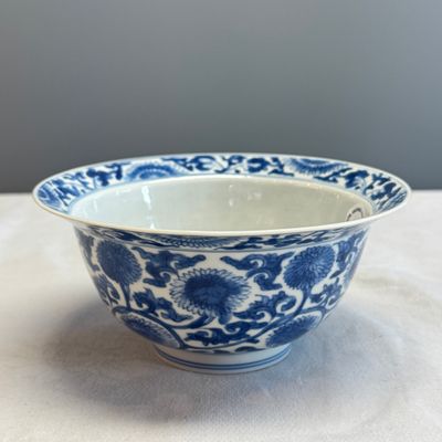 A Chinese blue and white 'Floral Scrolls' bowl — photo 3