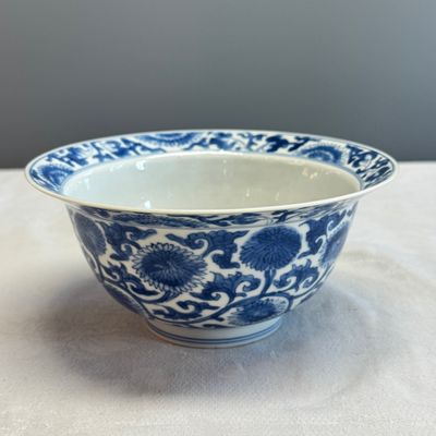 A Chinese blue and white 'Floral Scrolls' bowl — photo 4