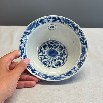 A Chinese blue and white 'Floral Scrolls' bowl — photo 5
