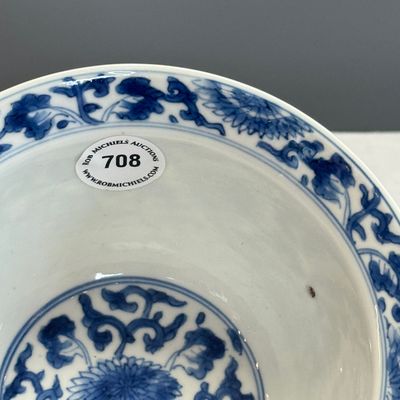 A Chinese blue and white 'Floral Scrolls' bowl — photo 6