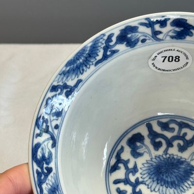 A Chinese blue and white 'Floral Scrolls' bowl — photo 7