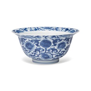 A Chinese blue and white 'Floral Scrolls' bowl — photo 1