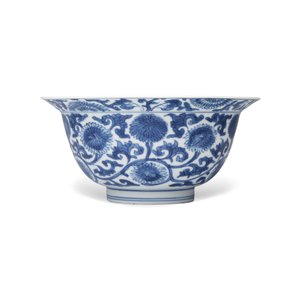A Chinese blue and white 'Floral Scrolls' bowl — photo 2