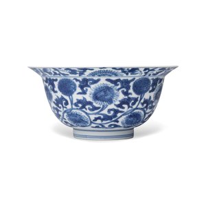 A Chinese blue and white 'Floral Scrolls' bowl — photo 3