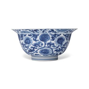 A Chinese blue and white 'Floral Scrolls' bowl — photo 4