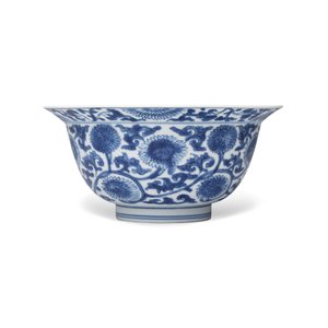A Chinese blue and white 'Floral Scrolls' bowl — photo 5