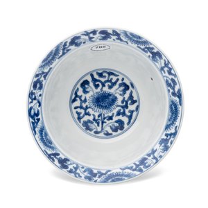 A Chinese blue and white 'Floral Scrolls' bowl — photo 6