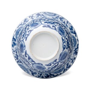 A Chinese blue and white 'Floral Scrolls' bowl — photo 7