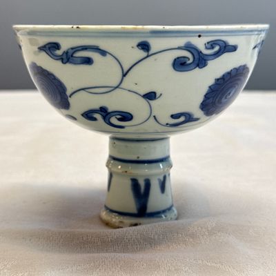 A Chinese blue and white 'Flower Scroll' stem cup — photo 2