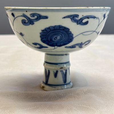 A Chinese blue and white 'Flower Scroll' stem cup — photo 3