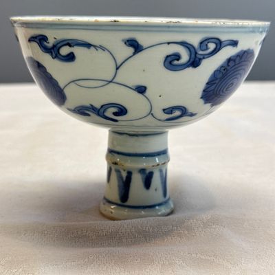 A Chinese blue and white 'Flower Scroll' stem cup — photo 4