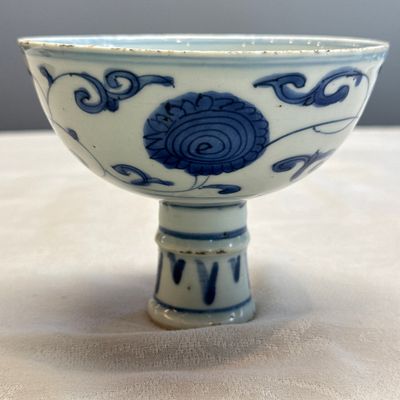 A Chinese blue and white 'Flower Scroll' stem cup — photo 5