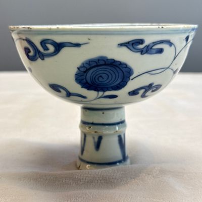 A Chinese blue and white 'Flower Scroll' stem cup — photo 1