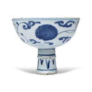 A Chinese blue and white 'Flower Scroll' stem cup — photo 2