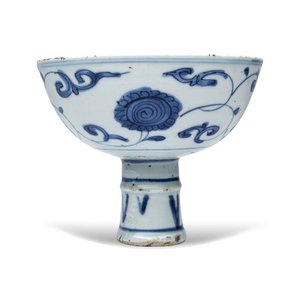 A Chinese blue and white 'Flower Scroll' stem cup — photo 4