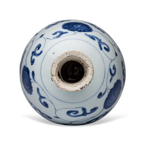 A Chinese blue and white 'Flower Scroll' stem cup — photo 7