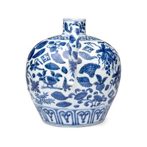 A Chinese blue and white 'Flowers and Auspicious Emblems' ewer — photo 4