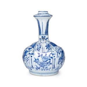 A Chinese blue and white 'Flying Horses' kendi — photo 5