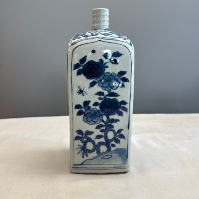 A Chinese blue and white 'Geese and Flowers' square flask — foto 1