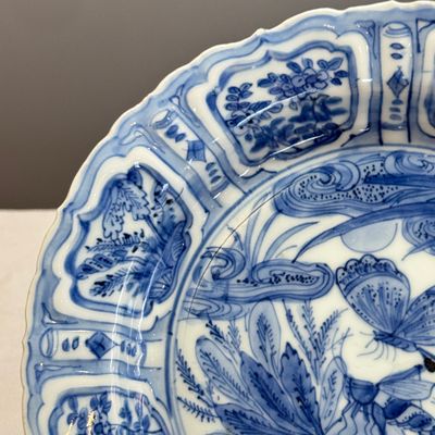 A Chinese blue and white 'Grasshopper and Butterfly' plate — photo 3
