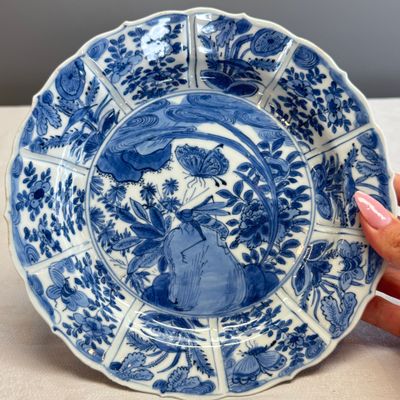 A Chinese blue and white 'Grasshopper and Butterfly' plate — 照片 1