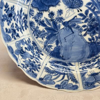 A Chinese blue and white 'Grasshopper and Butterfly' plate — 照片 2