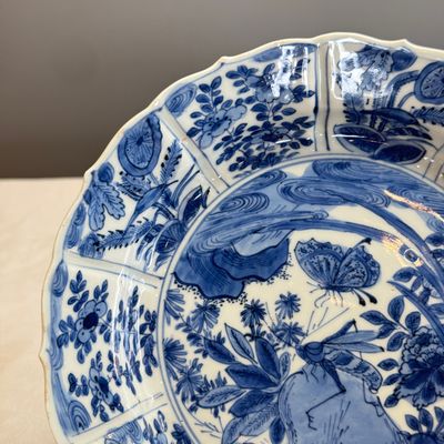 A Chinese blue and white 'Grasshopper and Butterfly' plate — 照片 3