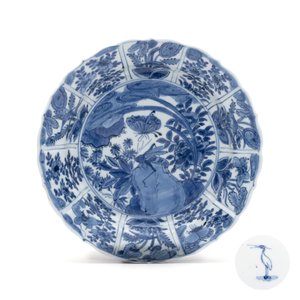 A Chinese blue and white 'Grasshopper and Butterfly' plate — 照片 1